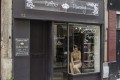 Femme en vitrine
